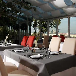 Nebozizek A Restaurant Apartment